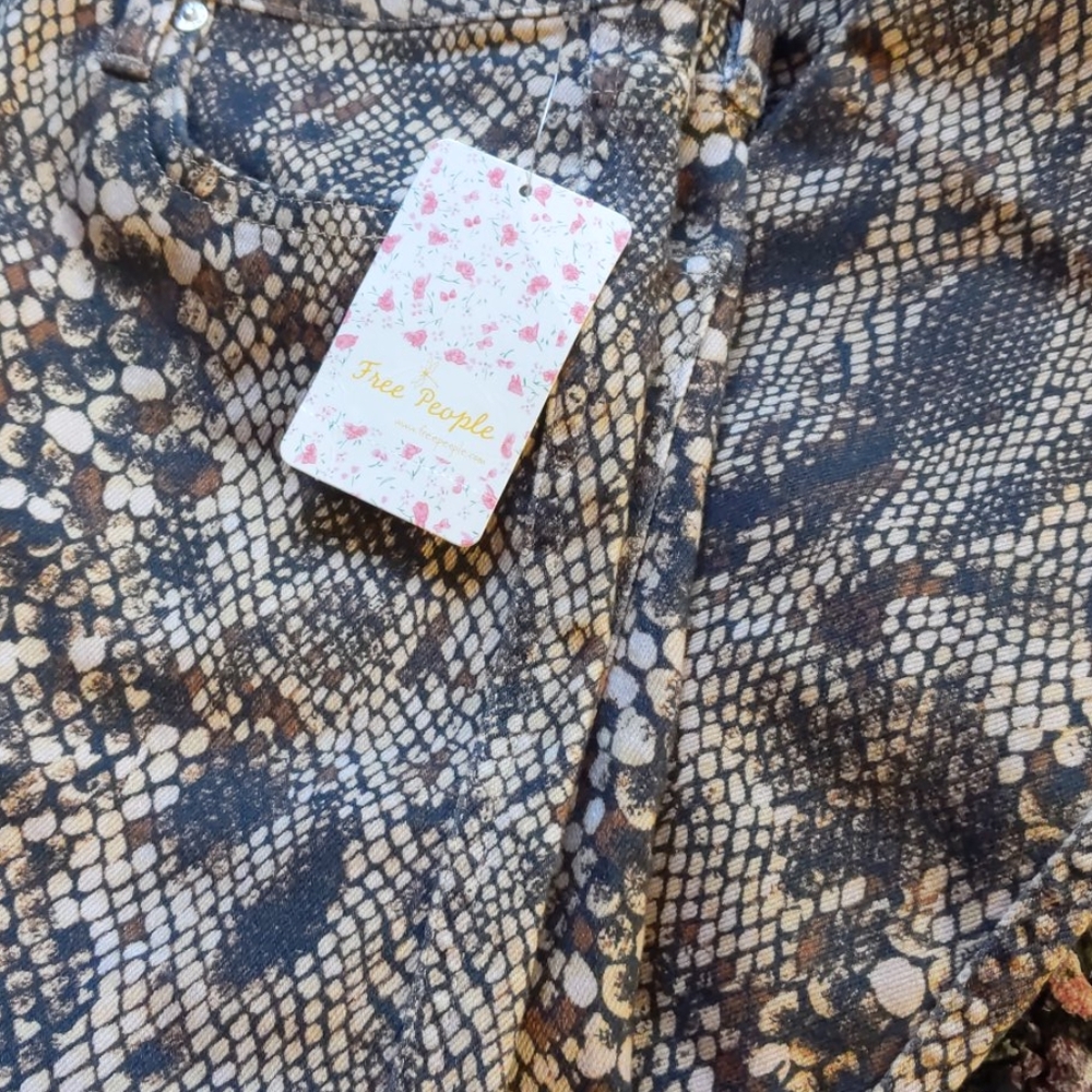 🆕🌿FREE PEOPLE HIGH RISE SNAKEPRINT JEANS🌿 - Picture 6 of 9